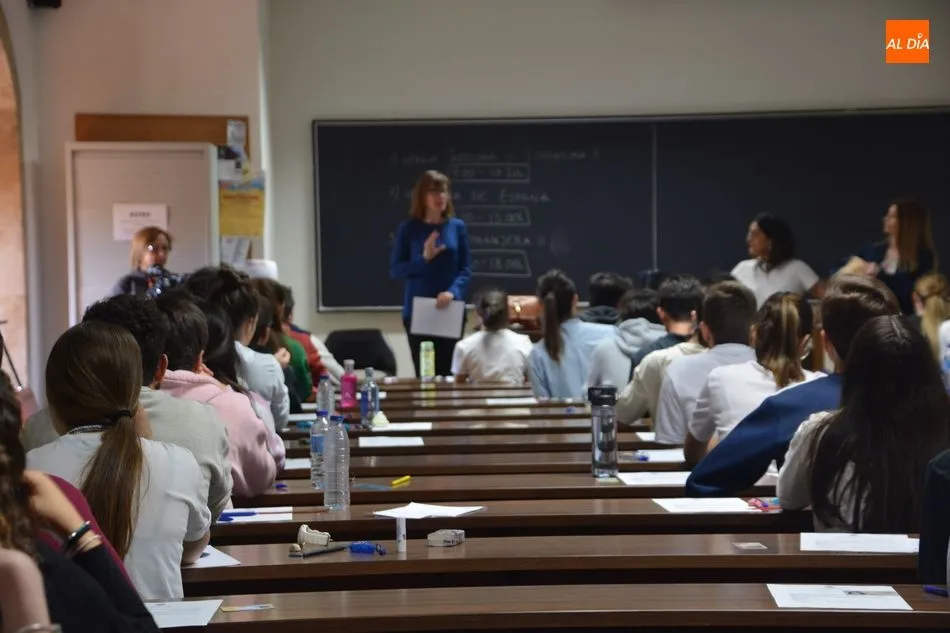 Foto 6 - Nervios e ilusi&oacute;n en el comienzo de la EBAU para 1.402 estudiantes en Salamanca