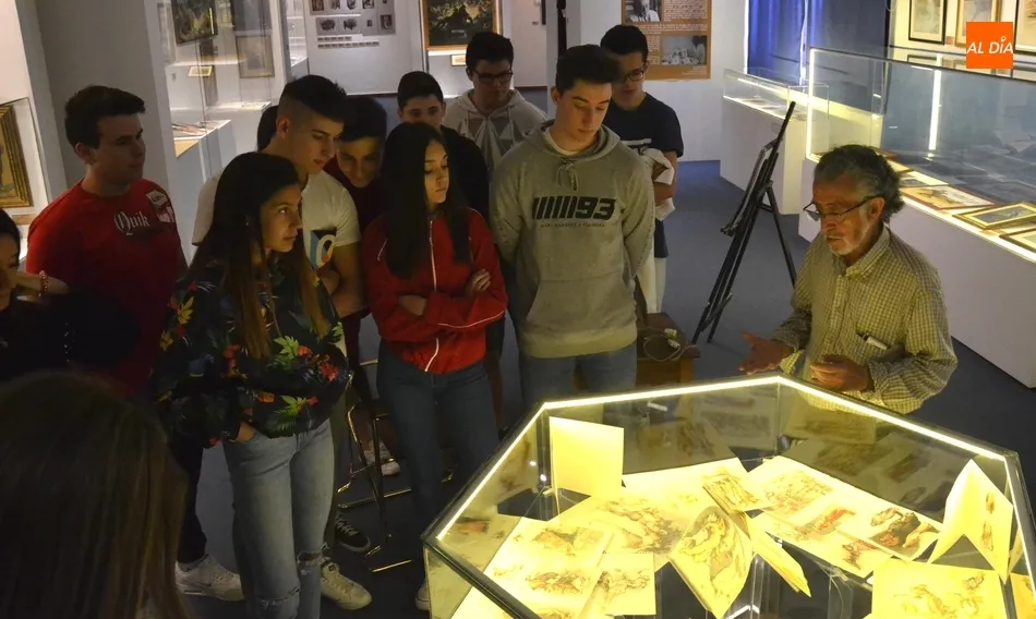 Foto 3 - Jer&oacute;nimo Prieto completa sus clases de pintura para alumnos de Secundaria  