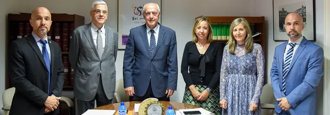 Autoridades encargadas de entregar el premio / USAL