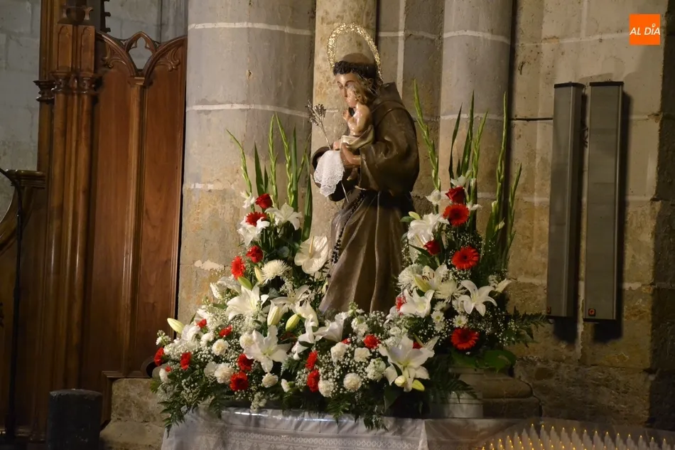 Foto 8 - En marcha con un amplio n&uacute;mero de asistentes la novena en honor a San Antonio de Padua  