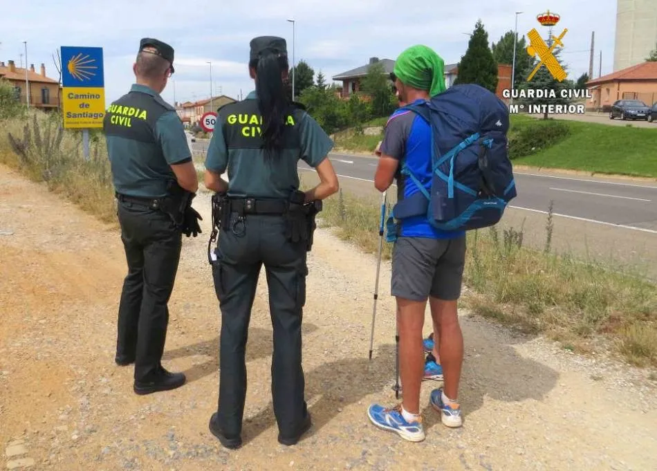 Agentes de la Guardia Civil junto a un peregrino