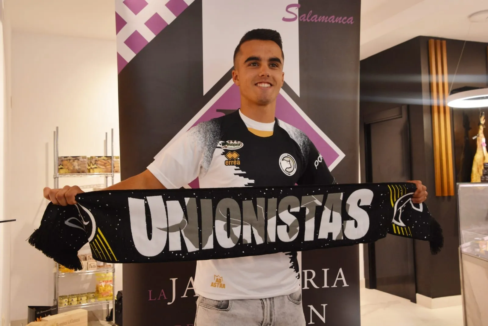 Diego González posa con sus nuevos colores / Lydia González