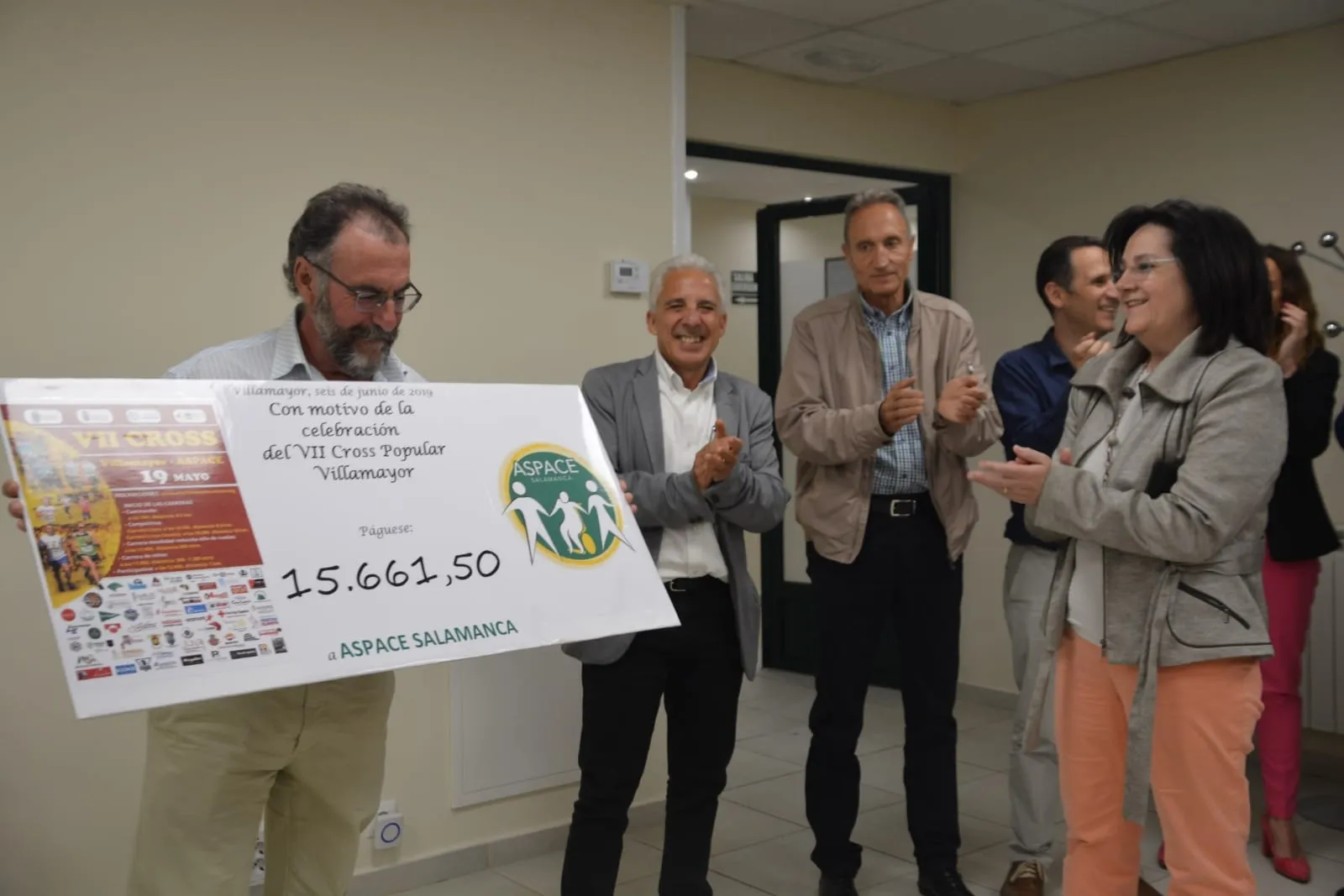 Foto 7 - Aspace recibe los m&aacute;s de 15.600 euros recaudados en el VII Cross Popular de Villamayor  
