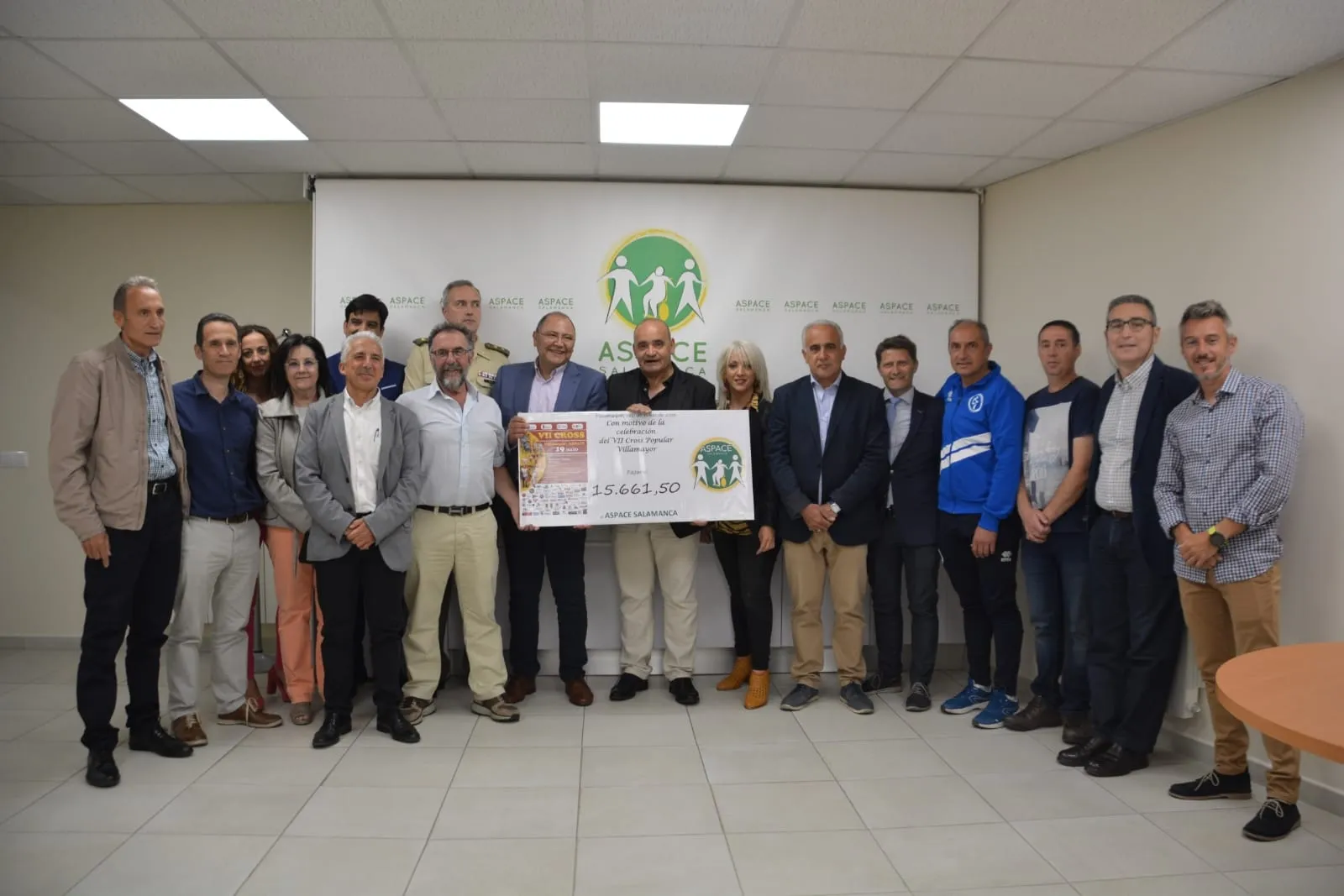 Foto 4 - Aspace recibe los m&aacute;s de 15.600 euros recaudados en el VII Cross Popular de Villamayor  