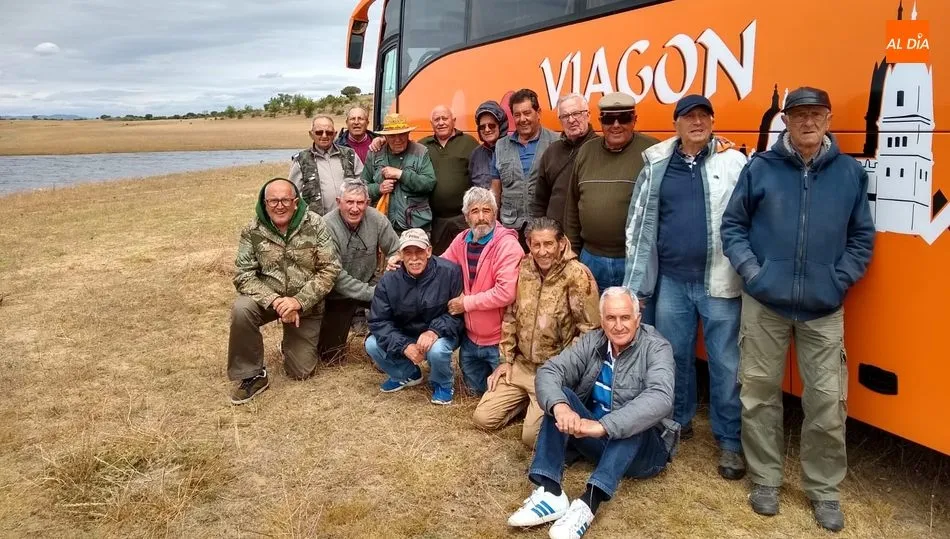 Foto 2 - La Asociaci&oacute;n de Jubilados San Isidro vive la pesca en Ricobayo  