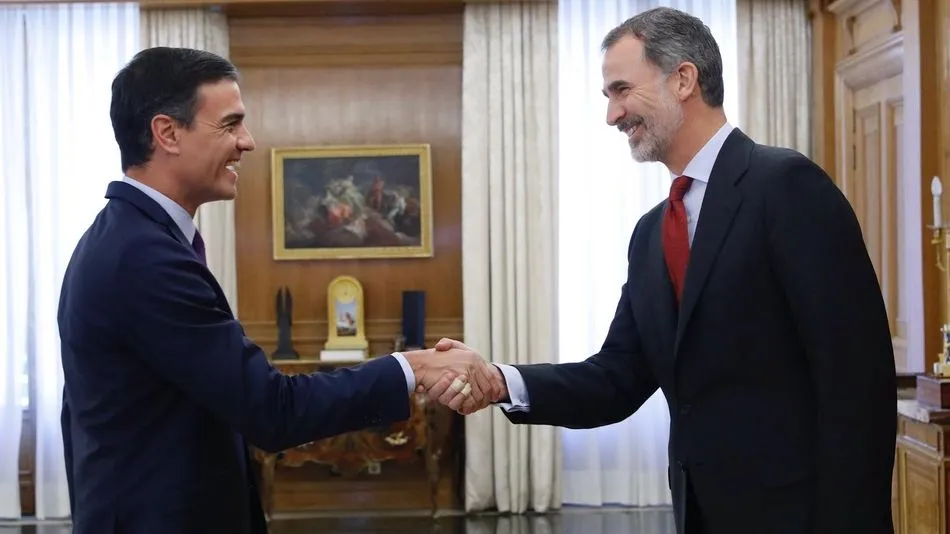 El Rey Felipe VI saluda al líder de los socialistas, Pedro Sánchez. Foto: Europa Press