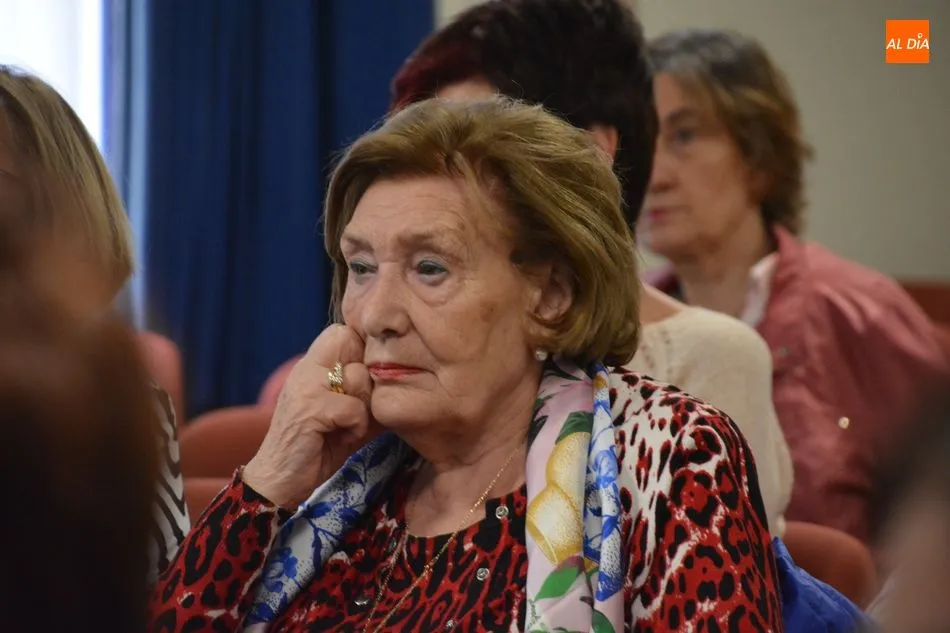 Foto 4 - El catedr&aacute;tico Rom&aacute;n &Aacute;lvarez analiza en el Liceo &lsquo;El papel de la mujer en la trashumancia&rsquo;  