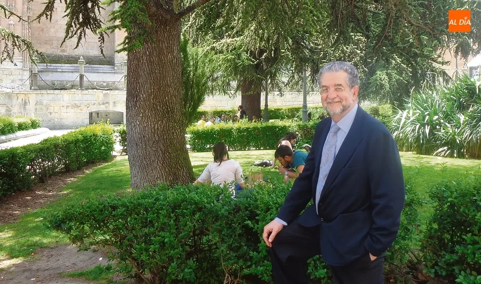 El filólogo salmantino José Antonio Pascual, miembro de la RAE, frente a la facultad de Filología en Anaya.