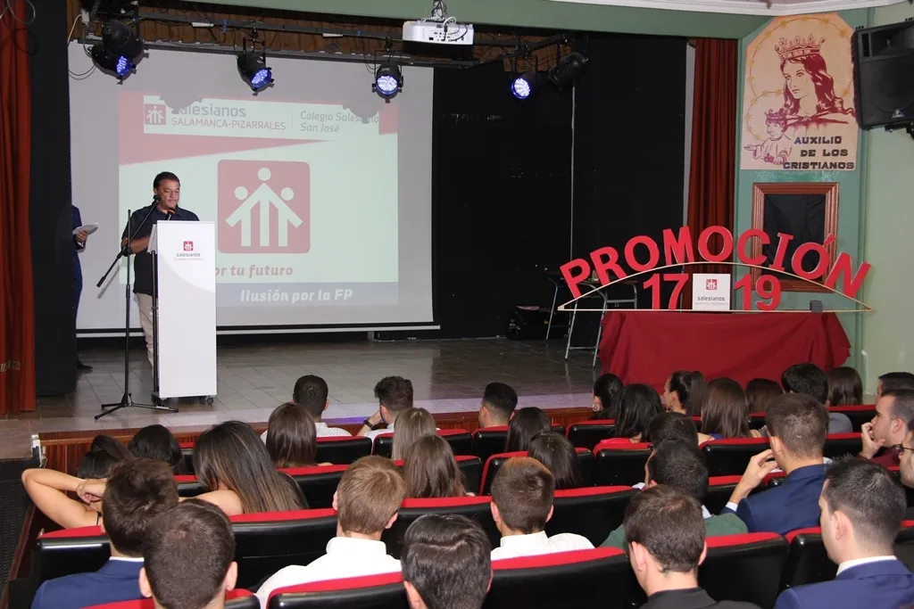 Foto 8 - El Colegio Salesianos celebra la graduaci&oacute;n de sus alumnos por todo lo alto