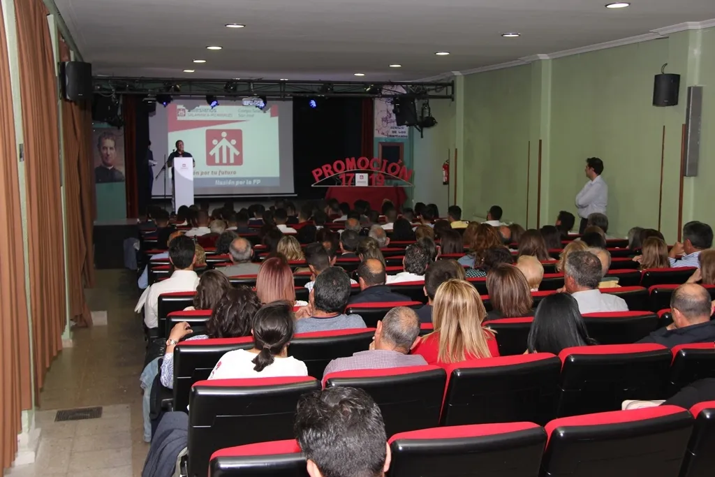 Foto 7 - El Colegio Salesianos celebra la graduaci&oacute;n de sus alumnos por todo lo alto