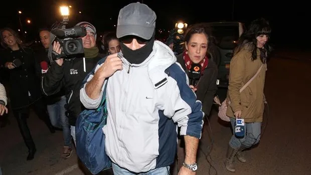 El violador del ascensor huye de la prensa / ABC