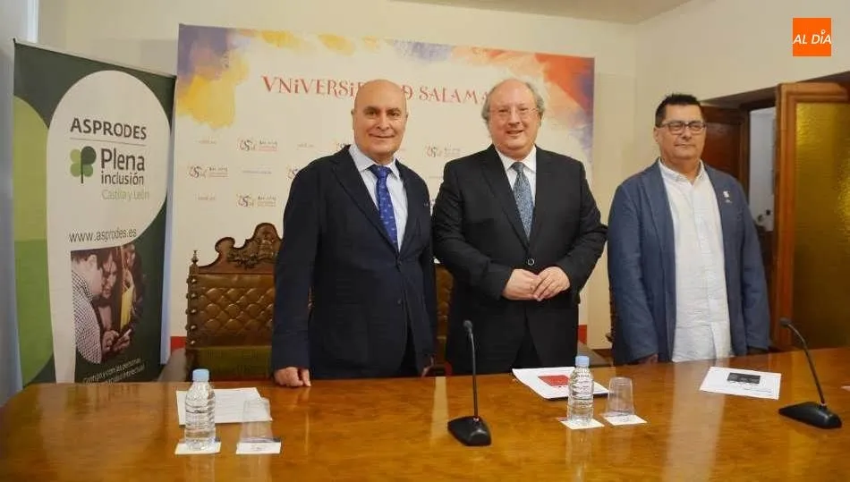 El vicerrector de Política Académica y Participación Social, Enrique Cabero; el vicepresidente de la Federación Plena Inclusión Castilla y León, José Gómez, y Néstor Muriel, en representación de los familiares de personas con discapacidad intelectual o de