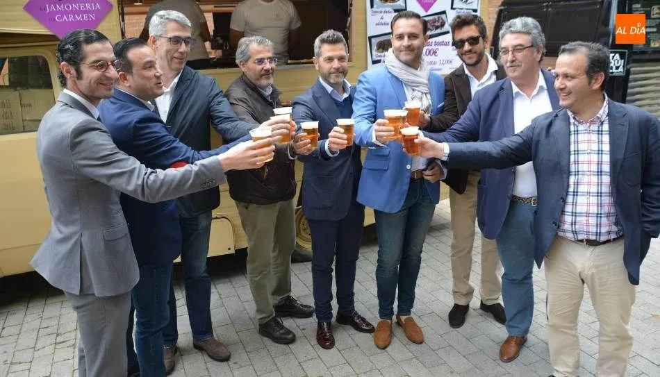 Inauguración de esta feria con la presencia del concejal de Turismo y Cultura, Julio López, en el centro. Foto de Lydia González