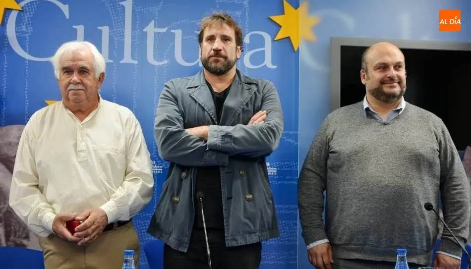 El gerente de la Joven Orquesta Sinfónica Ciudad de Salamanca, Victor Moro, acompañado del director de orquesta, Álvaro Lozano, y el director de la Coral Polifónica del Coro Ciudad de Salamanca, Antonio Santos. Foto de Lydia González