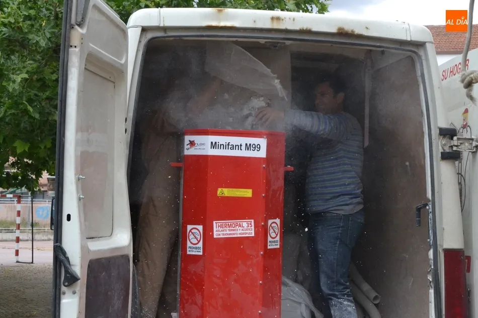 Foto 11 - Los alumnos de madera del IES Tierra a&iacute;slan su m&oacute;dulo con billetes reciclados  