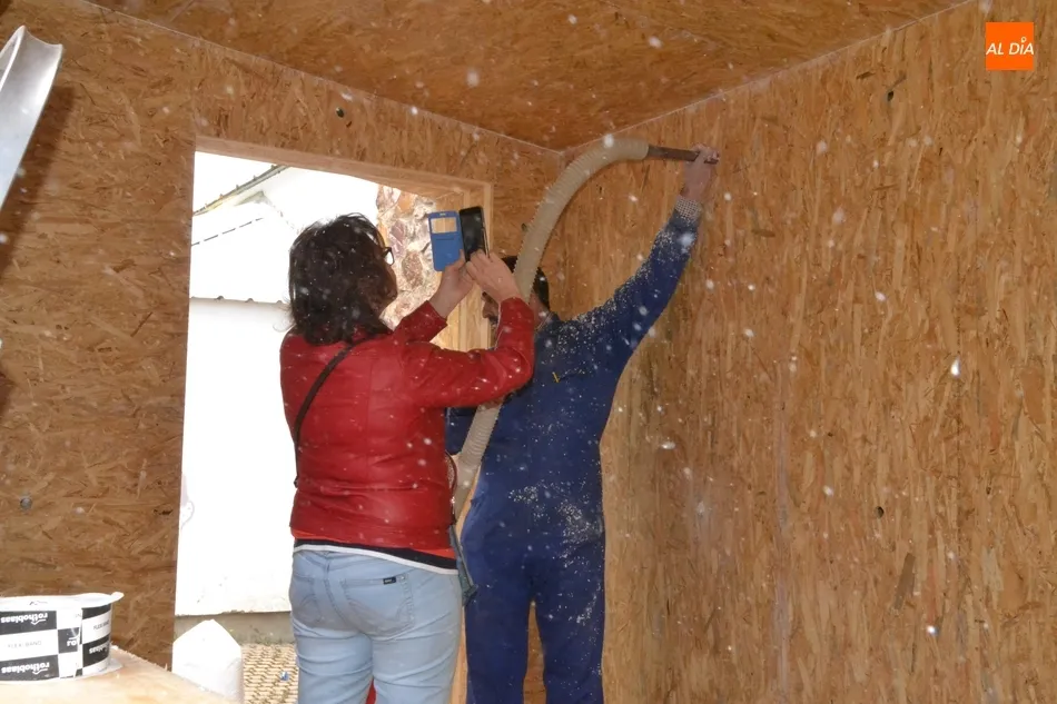 Foto 10 - Los alumnos de madera del IES Tierra a&iacute;slan su m&oacute;dulo con billetes reciclados  