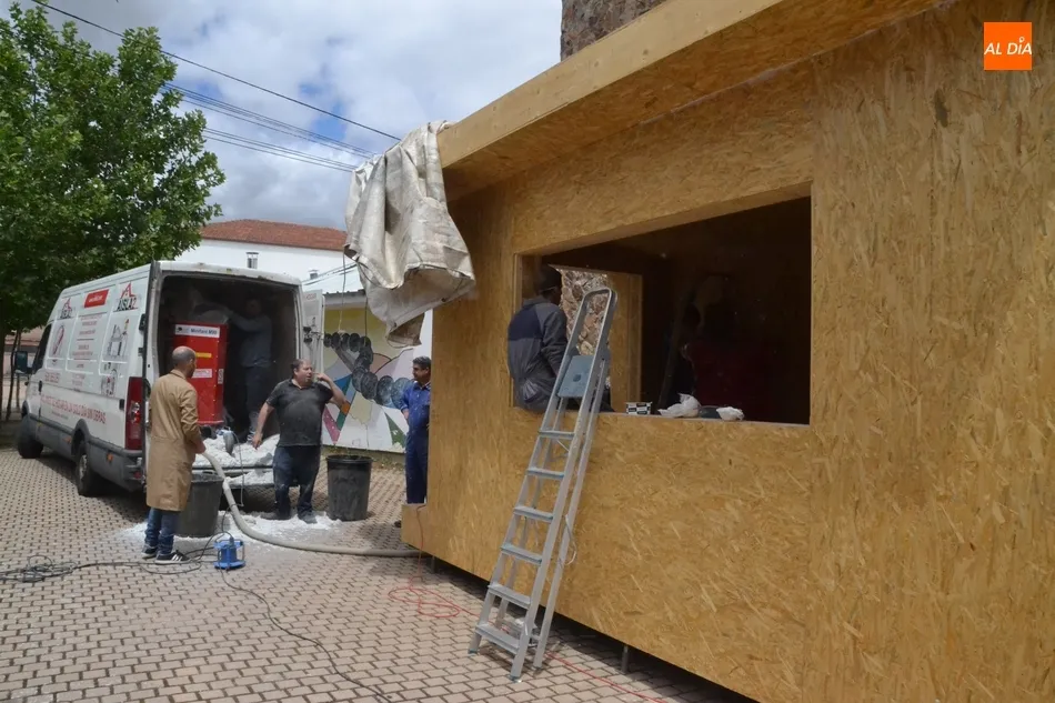Foto 8 - Los alumnos de madera del IES Tierra a&iacute;slan su m&oacute;dulo con billetes reciclados  