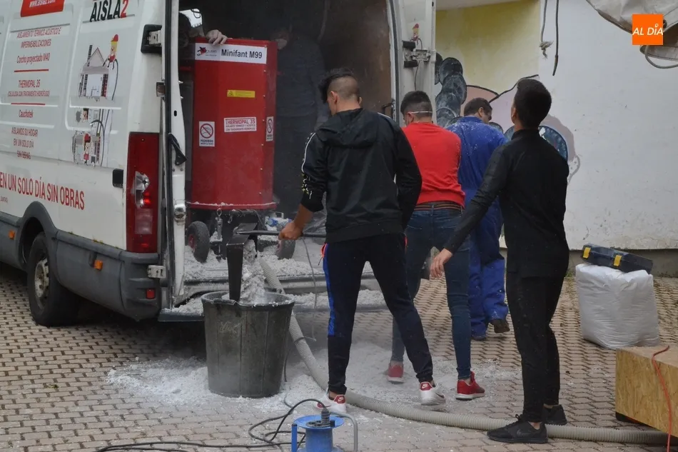 Foto 6 - Los alumnos de madera del IES Tierra a&iacute;slan su m&oacute;dulo con billetes reciclados  