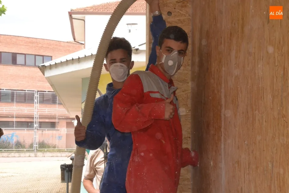 Foto 4 - Los alumnos de madera del IES Tierra a&iacute;slan su m&oacute;dulo con billetes reciclados  
