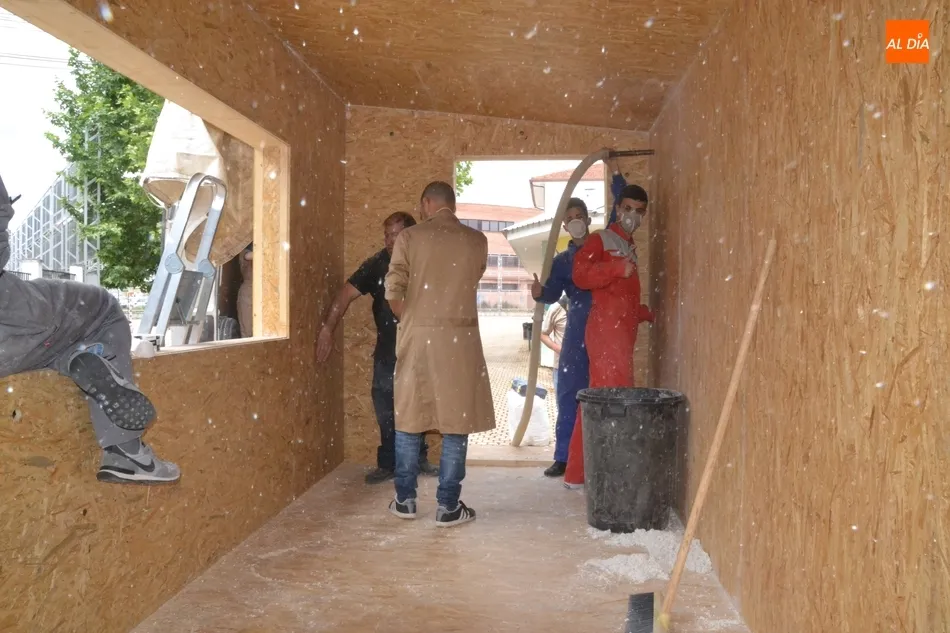 Foto 5 - Los alumnos de madera del IES Tierra a&iacute;slan su m&oacute;dulo con billetes reciclados  