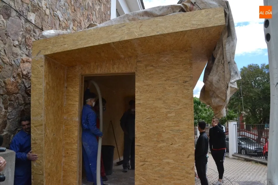 Foto 3 - Los alumnos de madera del IES Tierra a&iacute;slan su m&oacute;dulo con billetes reciclados  
