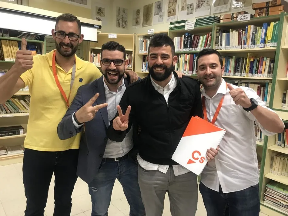 Gonzalo Bautista y sus compañeros tras conocer los resultados electorales del 26-M