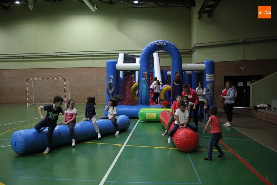 Foto 10 - La Asociaci&oacute;n de Madres y Padres del CEIP Manuel moreno regala un d&iacute;a de fiesta a los escolares  