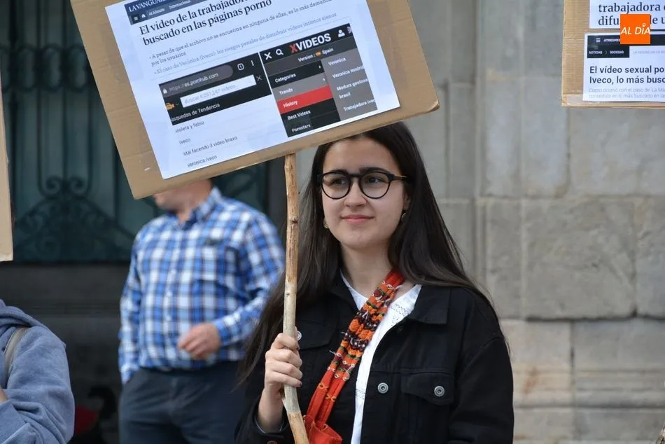 Foto 5 - La Plataforma Abolicionista se concentra en la Plaza Mayor por la muerte de la trabajadora de Iveco ...