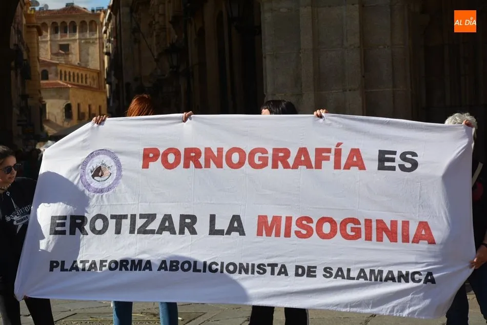 Foto 2 - La Plataforma Abolicionista se concentra en la Plaza Mayor por la muerte de la trabajadora de Iveco ...