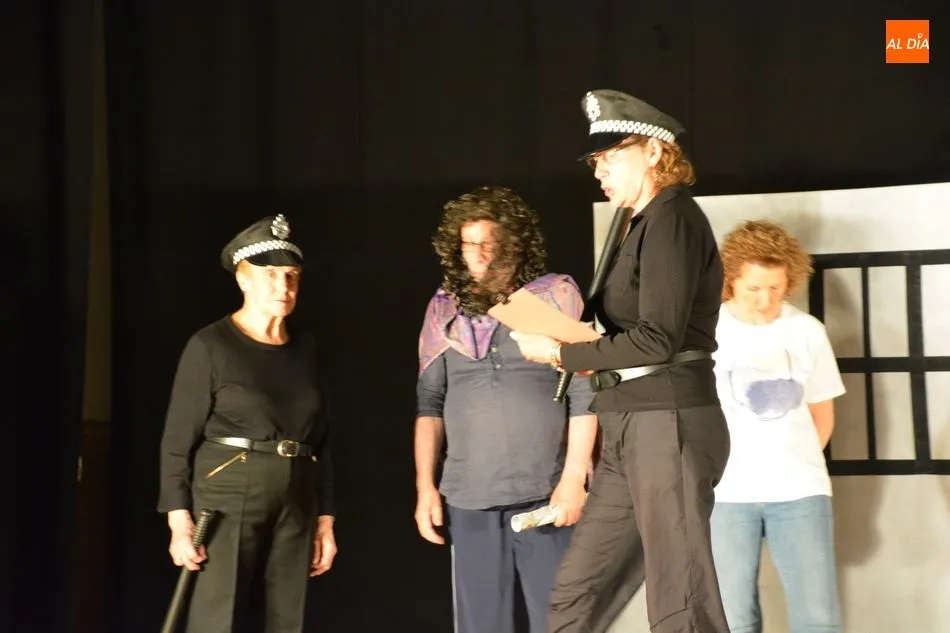 Foto 5 - C&oacute;dice Teatro representa &lsquo;La prisi&oacute;n no es para m&iacute;&rsquo; en el Centro Cultural Miraltormes  