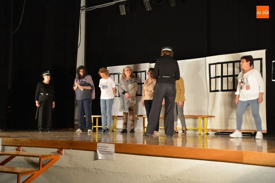 Foto 3 - C&oacute;dice Teatro representa &lsquo;La prisi&oacute;n no es para m&iacute;&rsquo; en el Centro Cultural Miraltormes  
