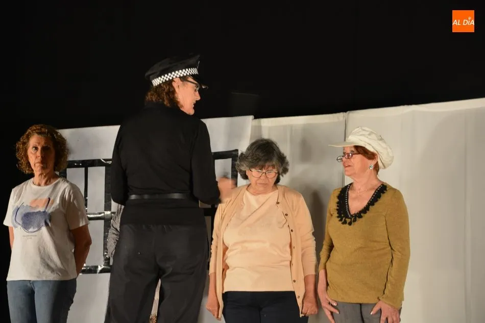 Foto 2 - C&oacute;dice Teatro representa &lsquo;La prisi&oacute;n no es para m&iacute;&rsquo; en el Centro Cultural Miraltormes  