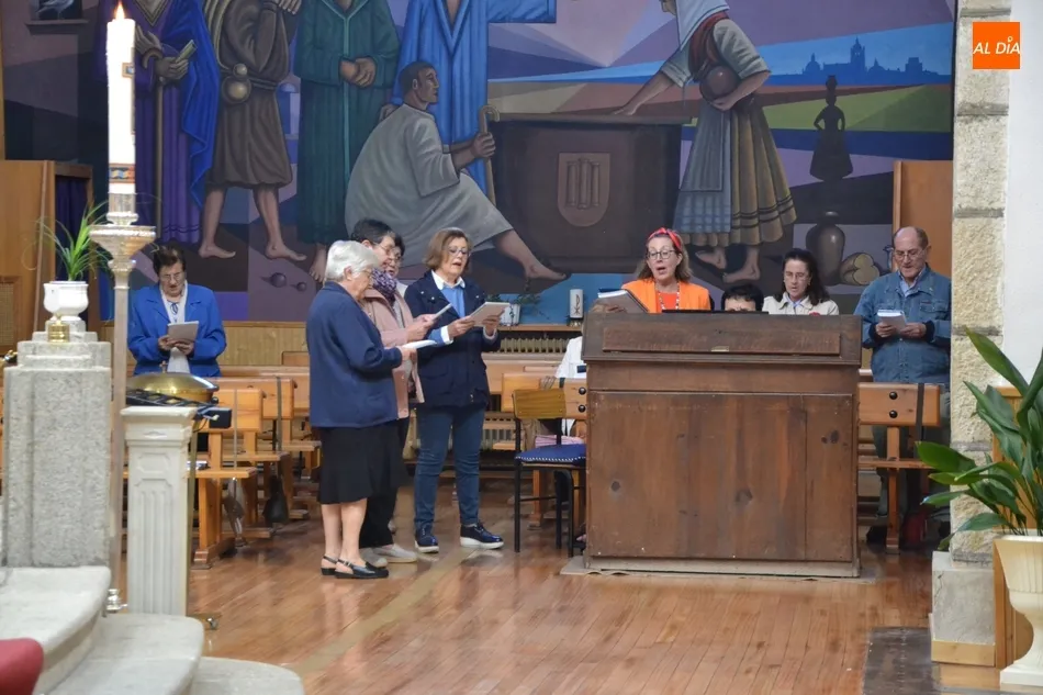 Foto 4 - Concluye con presencia de fieles de varias parroquias el triduo de preparaci&oacute;n para Pentecost&eacute;s  