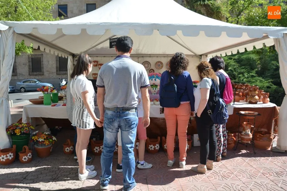 Foto 2 - La Plaza de los Bandos acoge la XLIV Feria de Alfarer&iacute;a &lsquo;Ciudad de Salamanca&rsquo;