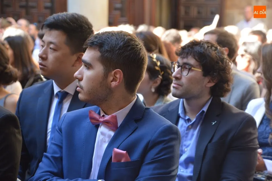 Foto 11 - Los alumnos de la Facultad de Filolog&iacute;a celebran su graduaci&oacute;n en el claustro del Palacio de Anaya