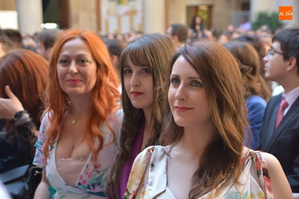 Foto 10 - Los alumnos de la Facultad de Filolog&iacute;a celebran su graduaci&oacute;n en el claustro del Palacio de Anaya