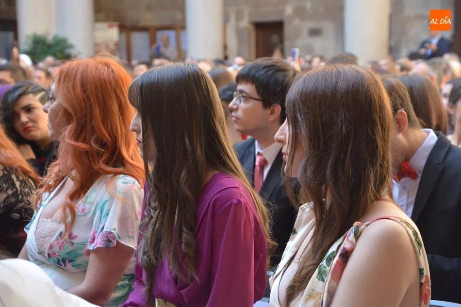 Foto 9 - Los alumnos de la Facultad de Filolog&iacute;a celebran su graduaci&oacute;n en el claustro del Palacio de Anaya