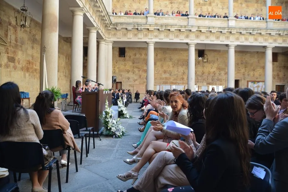 Foto 8 - Los alumnos de la Facultad de Filolog&iacute;a celebran su graduaci&oacute;n en el claustro del Palacio de Anaya