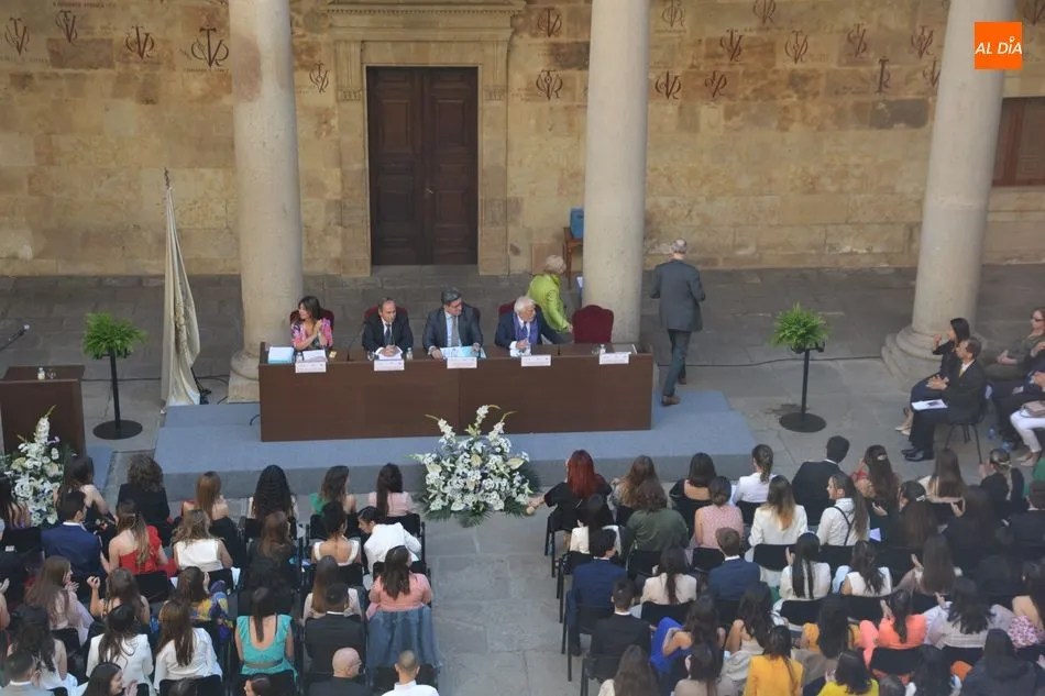 Foto 7 - Los alumnos de la Facultad de Filolog&iacute;a celebran su graduaci&oacute;n en el claustro del Palacio de Anaya
