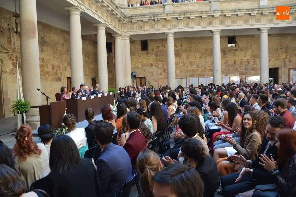 Foto 6 - Los alumnos de la Facultad de Filolog&iacute;a celebran su graduaci&oacute;n en el claustro del Palacio de Anaya