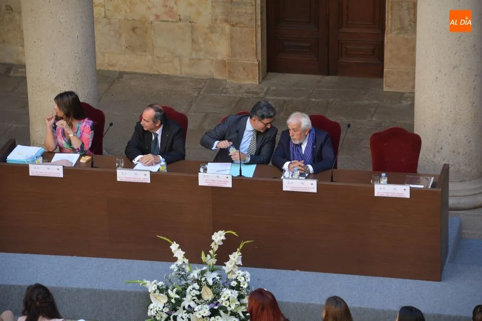 Foto 5 - Los alumnos de la Facultad de Filolog&iacute;a celebran su graduaci&oacute;n en el claustro del Palacio de Anaya