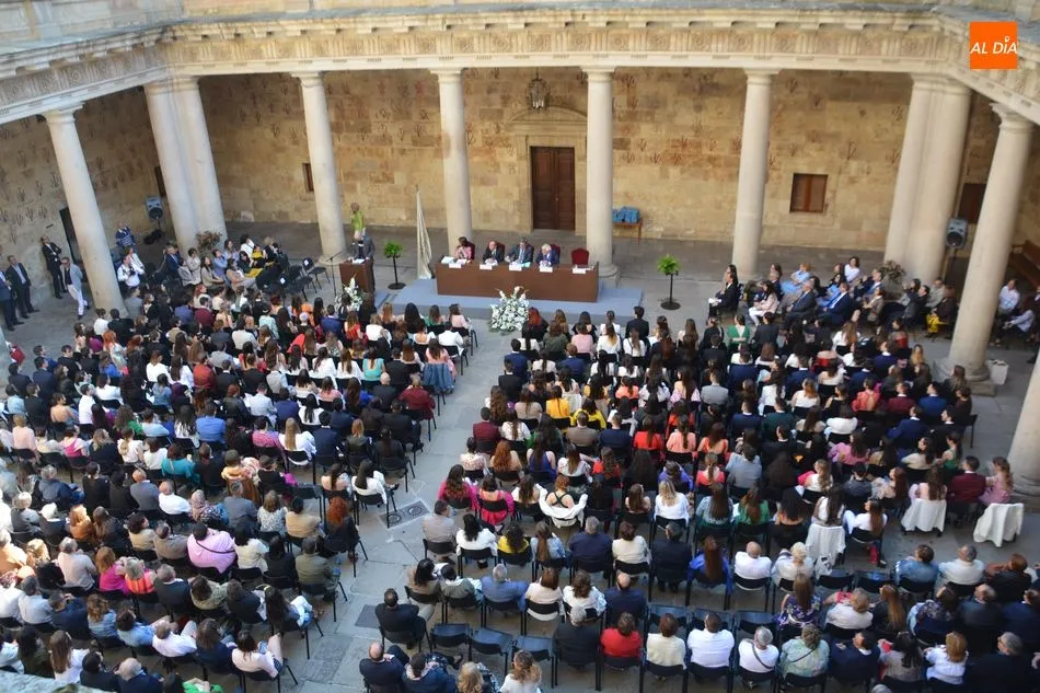 Foto 4 - Los alumnos de la Facultad de Filolog&iacute;a celebran su graduaci&oacute;n en el claustro del Palacio de Anaya