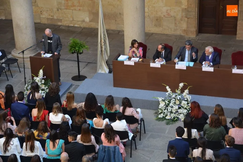 Foto 2 - Los alumnos de la Facultad de Filolog&iacute;a celebran su graduaci&oacute;n en el claustro del Palacio de Anaya