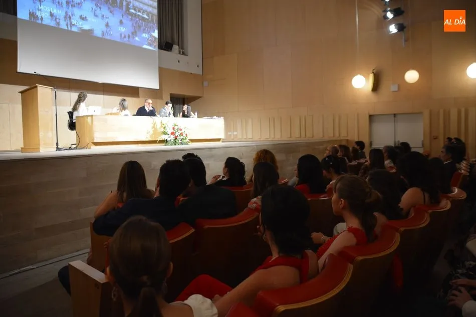 Foto 3 - Imposici&oacute;n de becas a los nuevos graduados en Terapia Ocupacional de la Facultad de Psicolog&iacute;a  