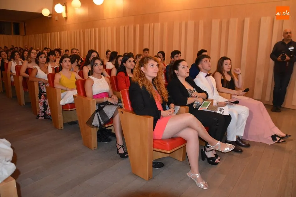 Foto 2 - Imposici&oacute;n de becas a los nuevos graduados en Terapia Ocupacional de la Facultad de Psicolog&iacute;a  