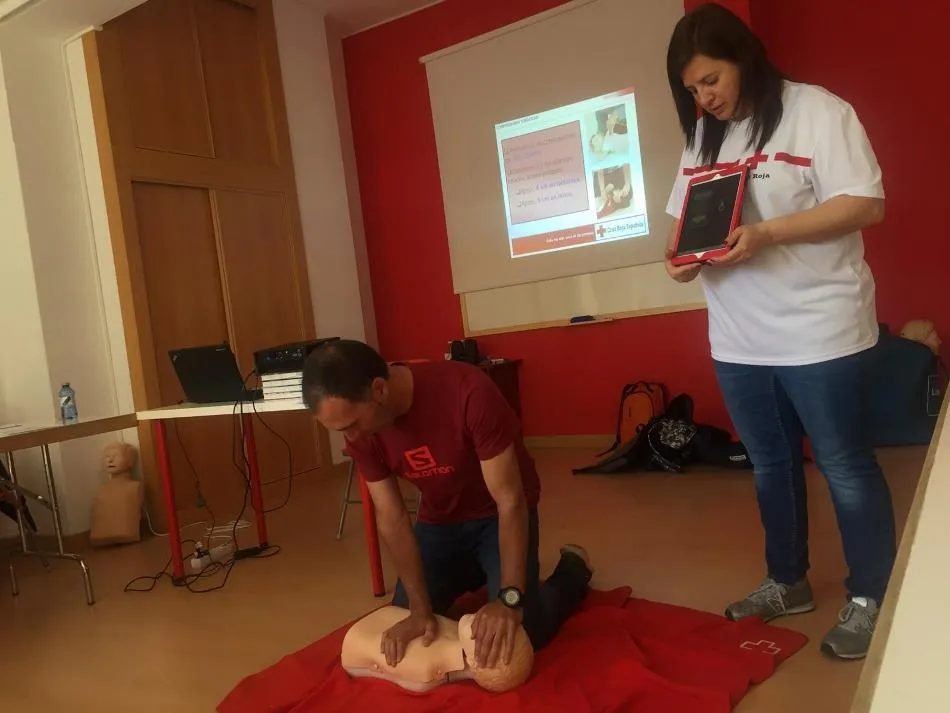 Foto 5 - Agentes de Polic&iacute;a actuales y futuros aprenden a manejar los desfibriladores  