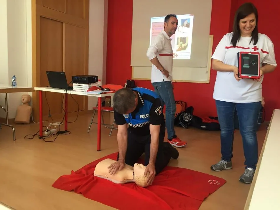 Foto 6 - Agentes de Polic&iacute;a actuales y futuros aprenden a manejar los desfibriladores  