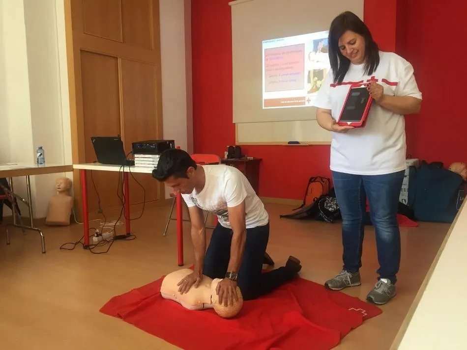 Foto 4 - Agentes de Polic&iacute;a actuales y futuros aprenden a manejar los desfibriladores  