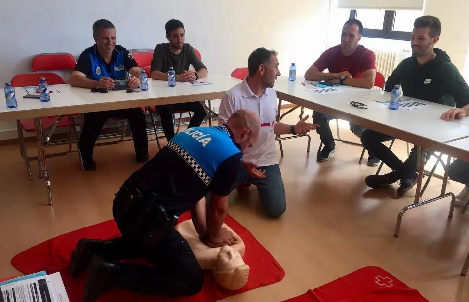 Agentes de Policía actuales y futuros aprenden a manejar los desfibriladores  
