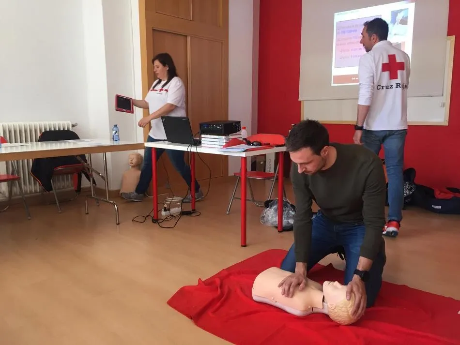 Foto 7 - Agentes de Polic&iacute;a actuales y futuros aprenden a manejar los desfibriladores  